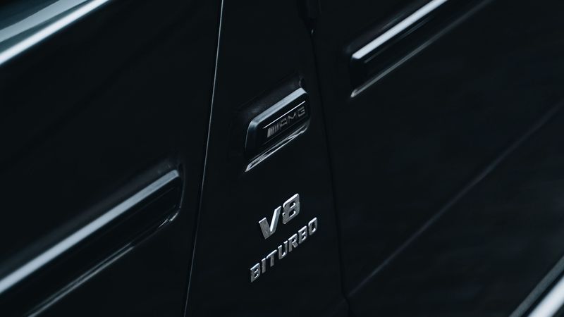 黑色车门4K高清壁纸