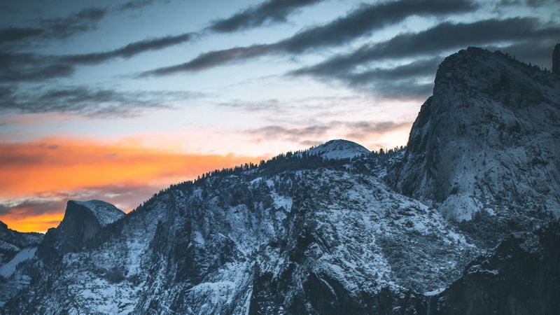 绝美白雾雪山日落壁纸 4K高清质感拉满