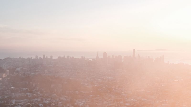 4K超清壁纸合集 雾中晨城航拍视角