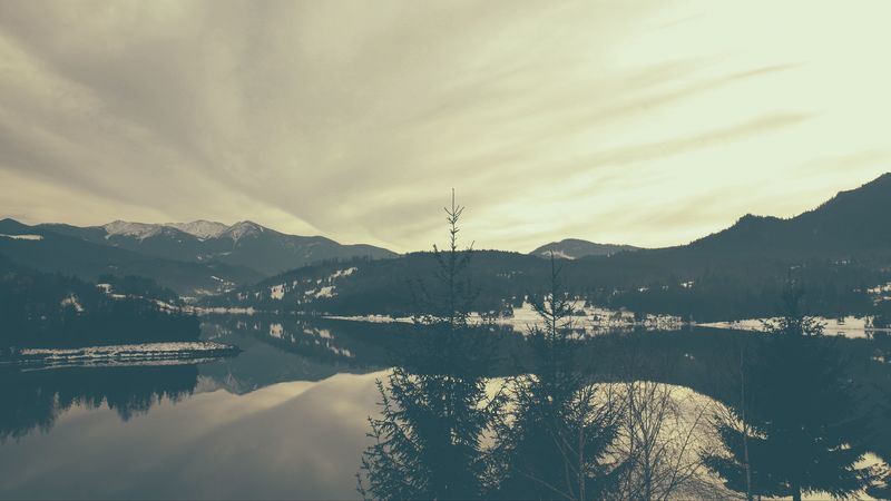 罗马尼亚黑白山湖壁纸