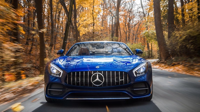 蓝调奔驰AMG GT上路狂飙 动感壁纸拉满氛围感