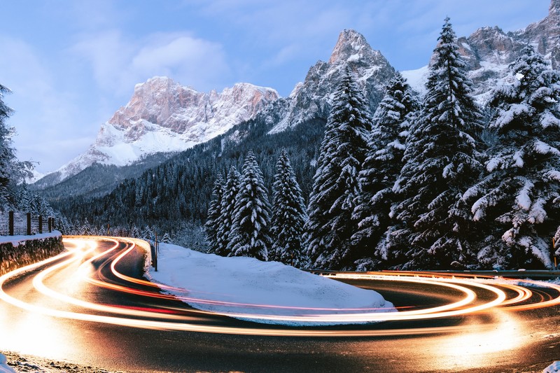 冬日山林公路雪景 长曝光光影轨迹高清壁纸
