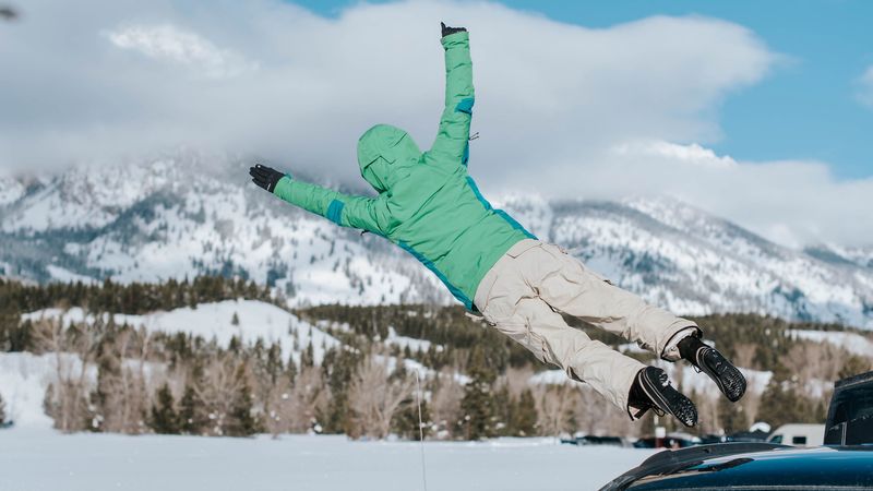 汽车飞跃雪山雪景4K高清壁纸