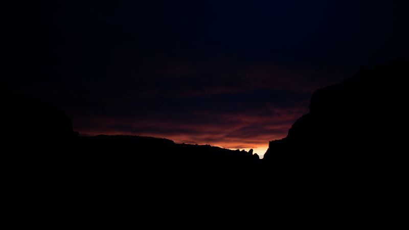 暮色山峦剪影壁纸