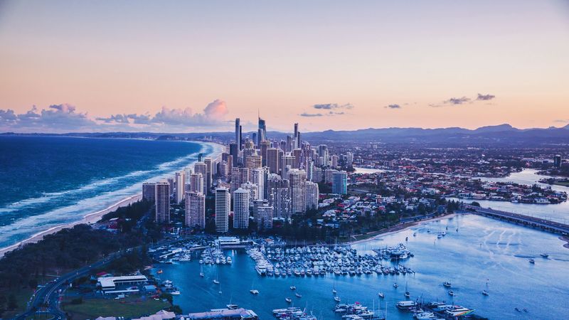 华灯初上的滨海都市楼宇 4K超清壁纸