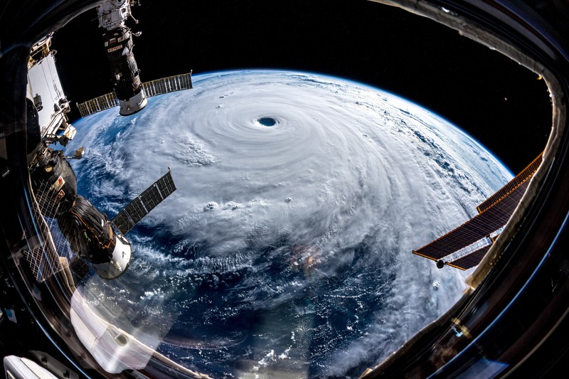 从太空拍到的地球风暴绝美壁纸