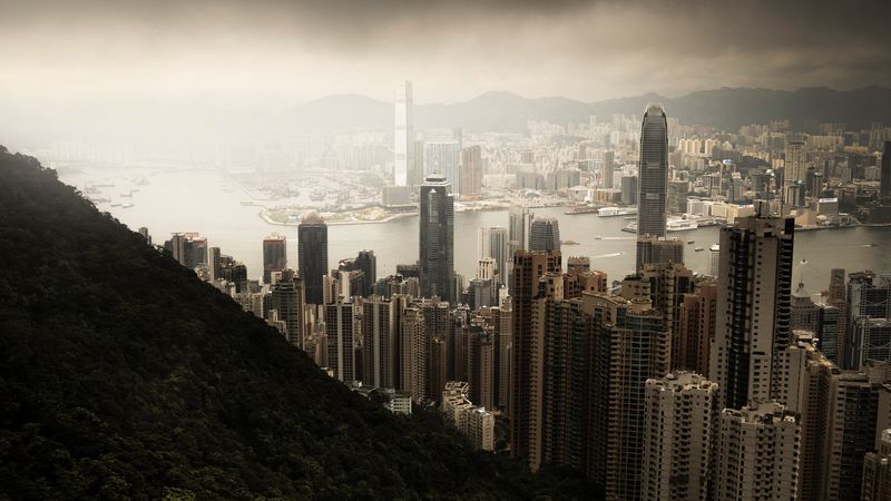 当霓虹撞进山野 这套4K壁纸把都市与自然焊成了一幅画