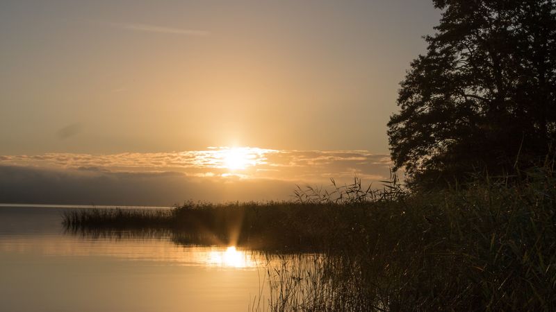 绝美湖景日落壁纸 把秋日黄昏的温柔焊在屏幕上
