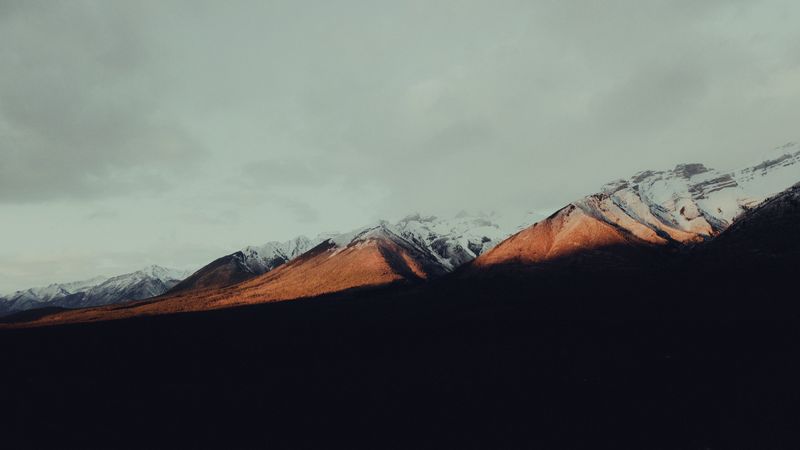 绝美的雪山峰峦壁纸合集