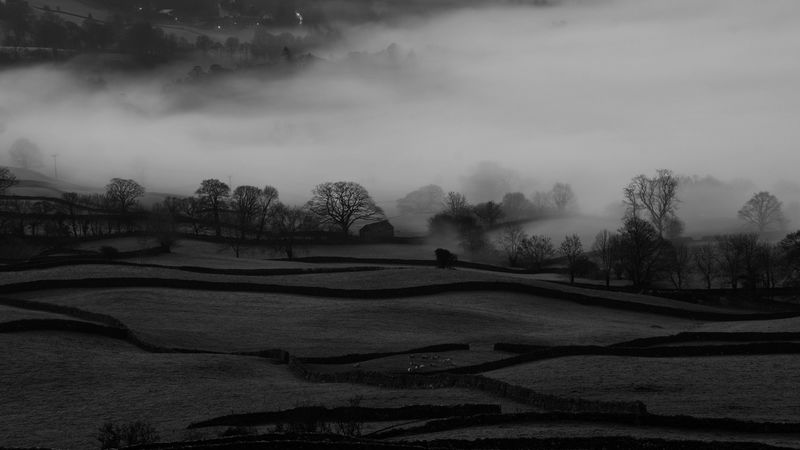 黑白山野雾景4K壁纸