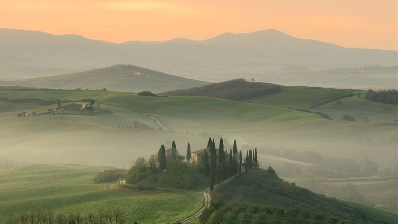 这组4K壁纸太绝了！雾中山林里的小屋氛围感拉满