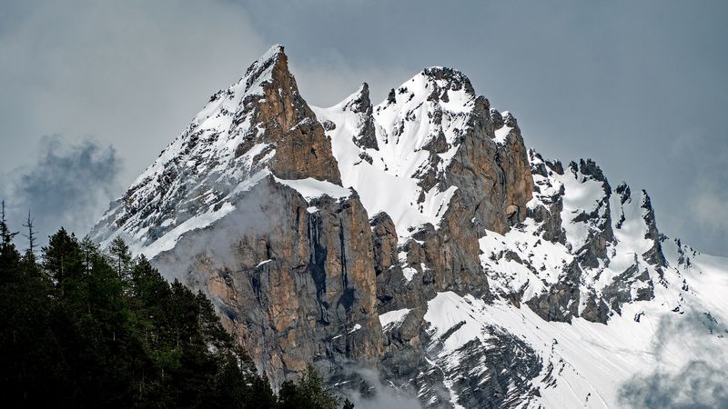 瑞士雪山峡谷森林4K壁纸