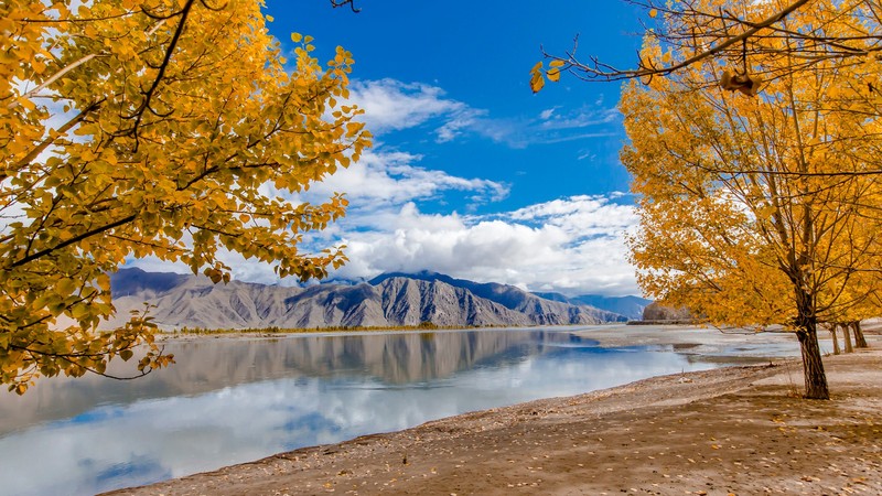 秋日山林湖景壁纸