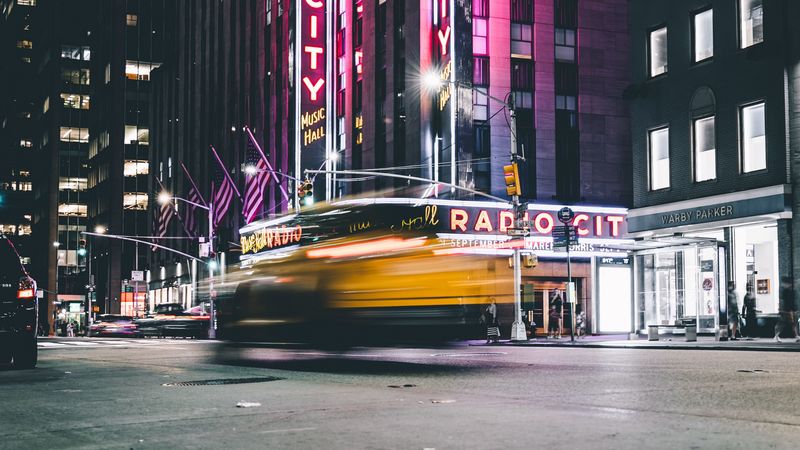 夜晚都市街景动态模糊4K壁纸