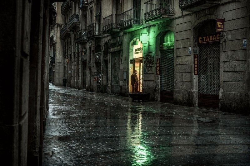 西班牙巴塞罗那雨中都市 高清壁纸