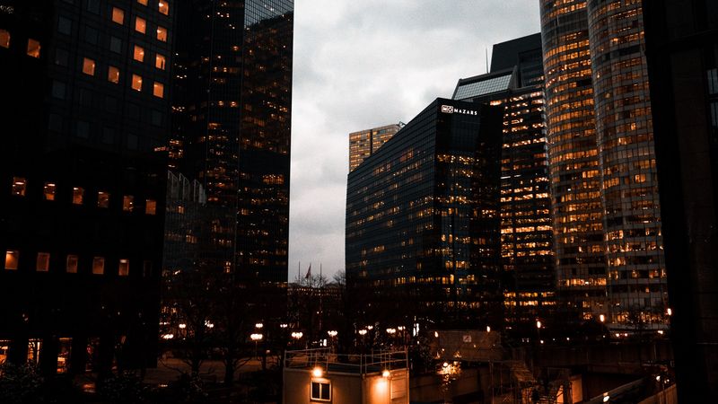 赛博夜城绝美4K壁纸 霓虹灯下的未来都市氛围感拉满