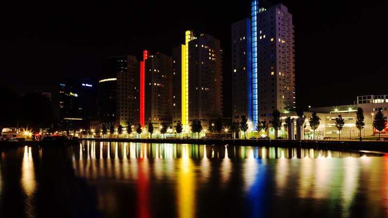 绝美的城市滨水夜景4K壁纸