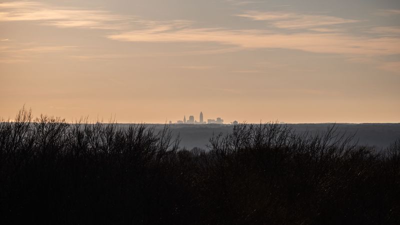 4K超清壁纸：黄昏雾霭下的城市天际线与草地