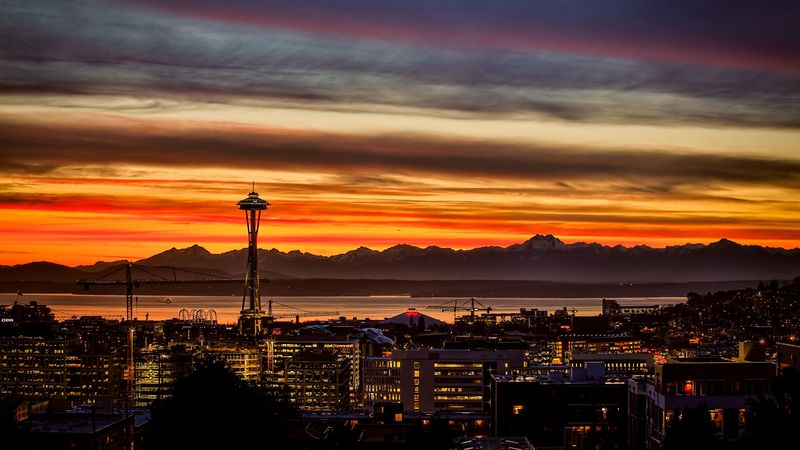 绝美夜景壁纸！摩天大楼与落日山峦撞出浪漫氛围感