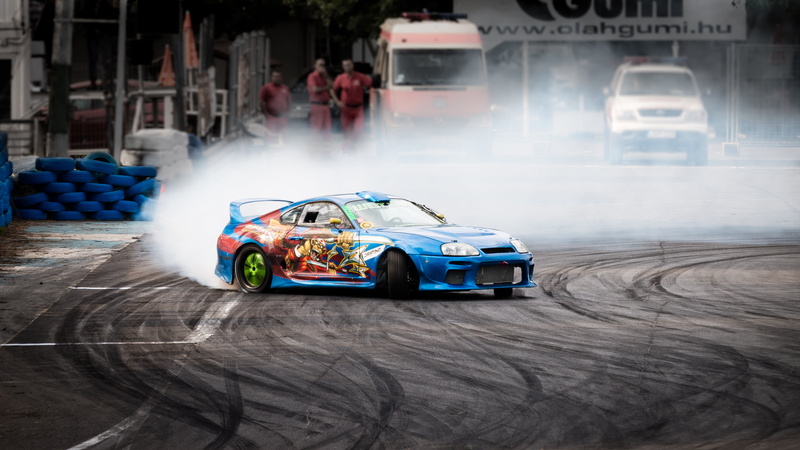 街头漂移狂飙！这台丰田Supra MK4的烟浪声浪太上头了