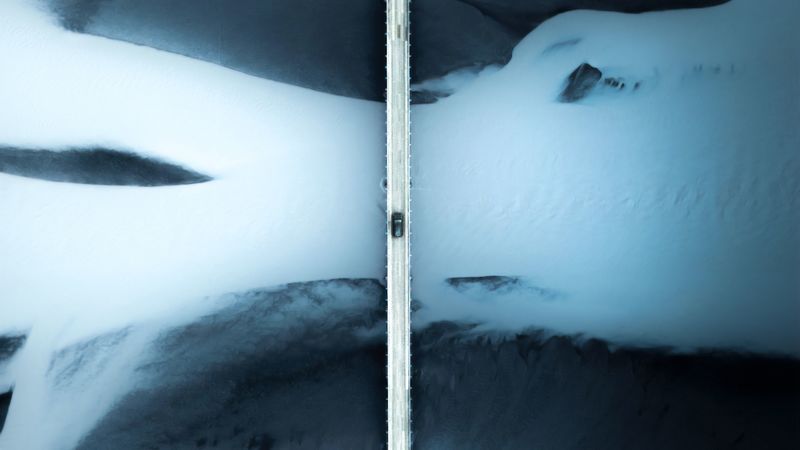 航拍视角下的公路汽车冰面美景 4K壁纸