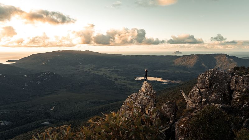 孤绝山巅：4K超清荒野岩石壁纸