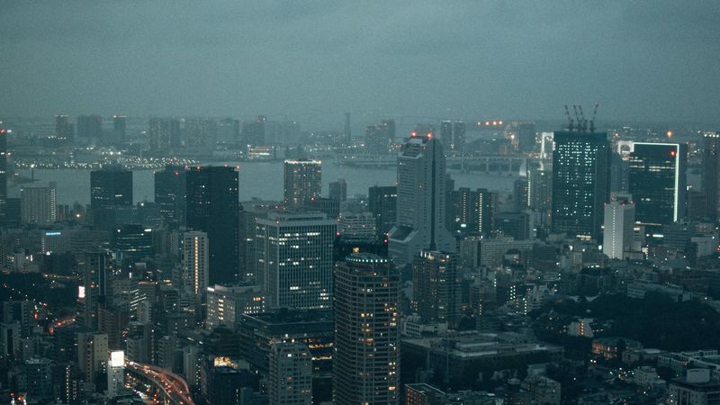 都市雾色暗夜里的霓虹灯火 4K高清壁纸