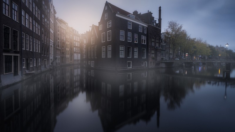 阿姆斯特丹清晨雾色河景壁纸合集