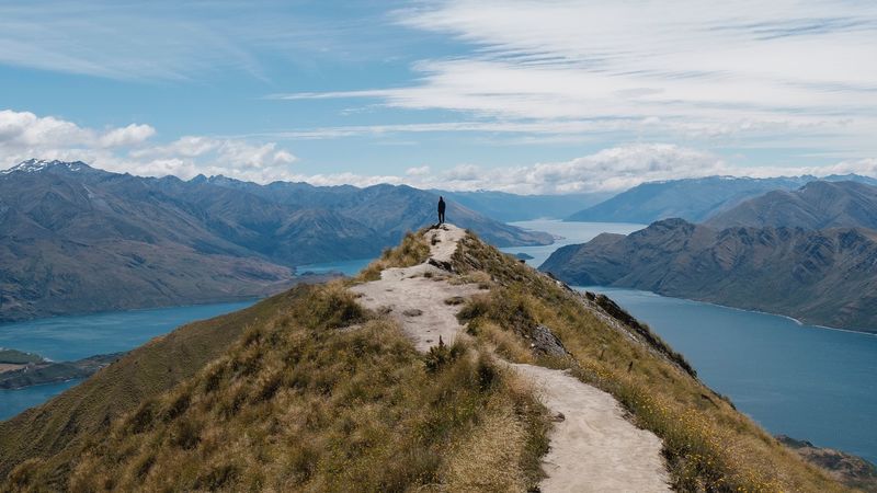 远山崖影映湖光 4K高清壁纸合集