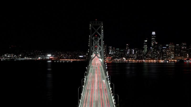 深夜大桥与城市灯火 4K高清壁纸