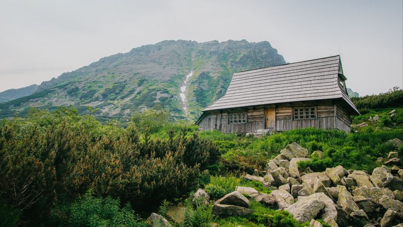 山坡石屋自然壁纸