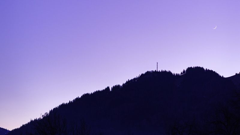 暮色暗黑山地林景4K壁纸