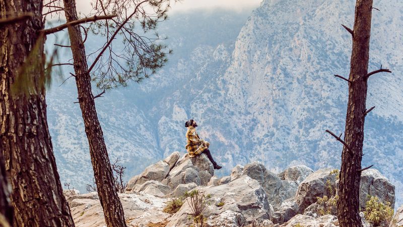 一人独处山巅的治愈壁纸合集