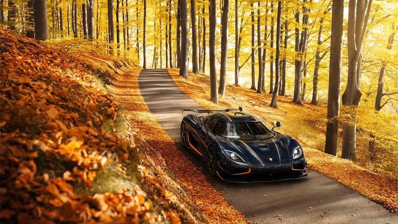 黄色科尼赛克Agera R秋日街景 高清壁纸