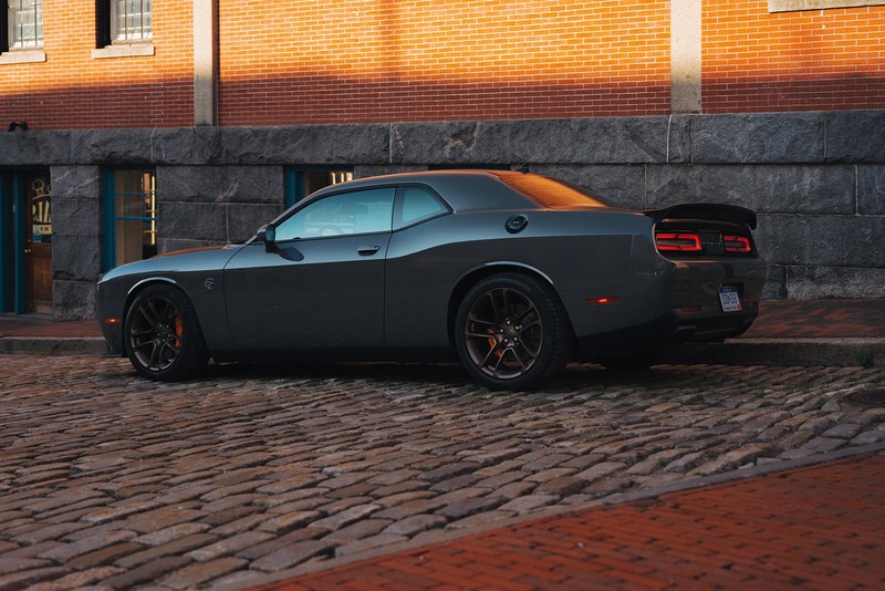 户外街头的道奇挑战者SRT高清壁纸