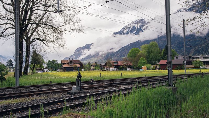 山野铁路与草原风光 4K高清壁纸
