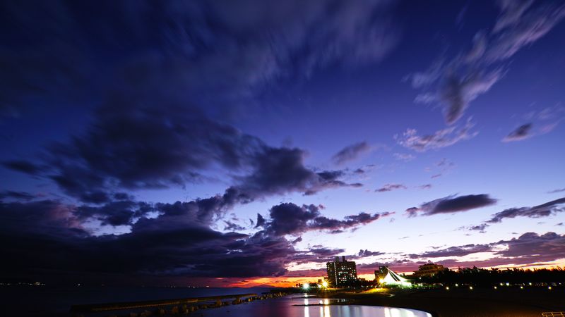 4K超清壁纸！暮色海岸边的暗黑都市剪影