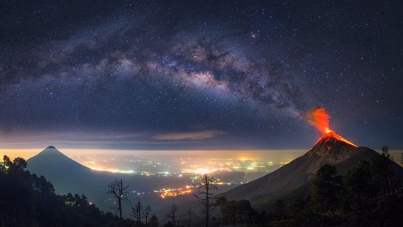 绝美危地马拉火山爆发夜景 银河熔岩与星空城景壁纸合集