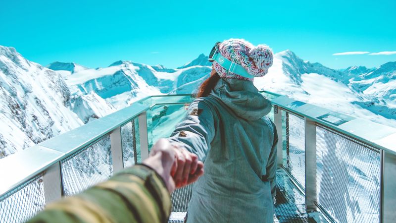 女滑雪选手雪山壁纸