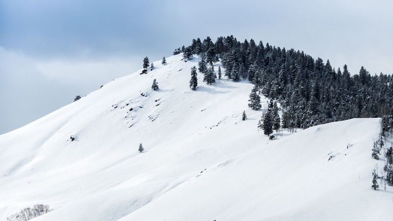 冬日雪山之巅4K壁纸