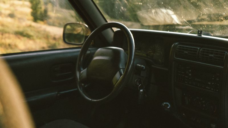 4K高清壁纸｜汽车沙龙里的方向盘与旅行地图