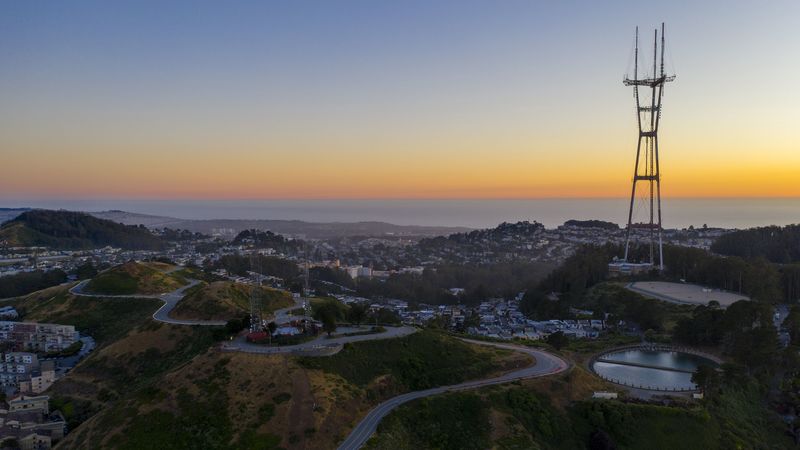 傍晚蜿蜒公路天际线4K高清壁纸