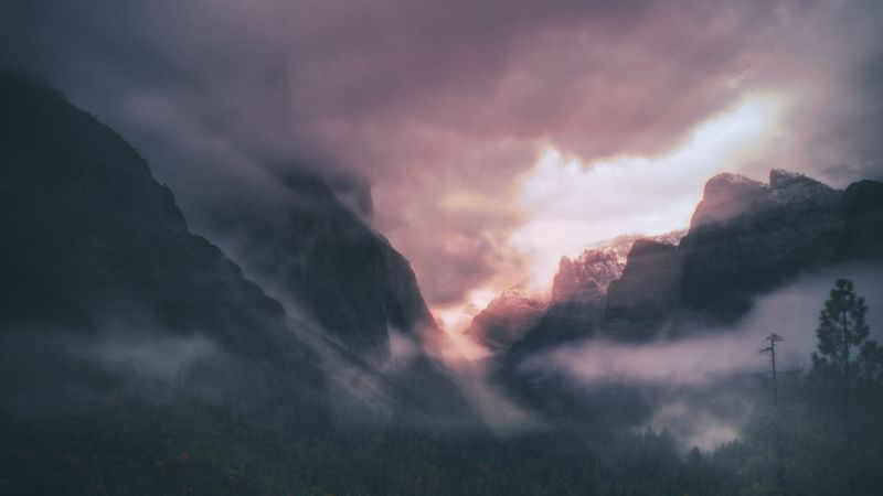 高空视角下的山野雾景：4K高清壁纸合集