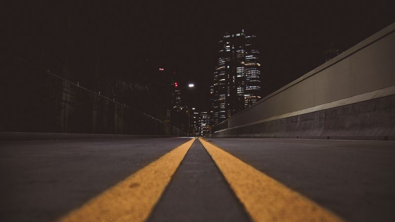 城市道路标线远景4K壁纸