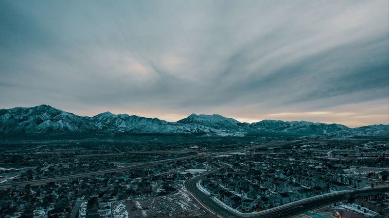 雪中山村航拍全景 4K壁纸