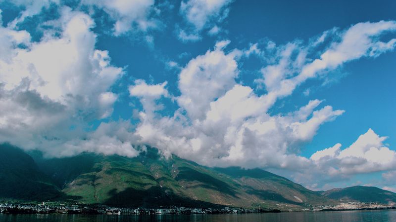 山巅雾绕湖景 4K超清壁纸