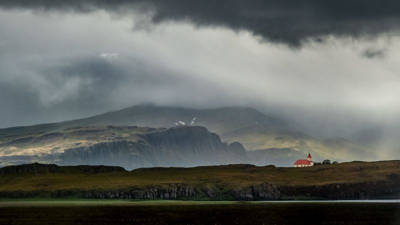 山间雾里小屋 4K高清壁纸