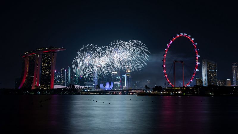 城市夜色烟花盛宴 节日专属4K高清壁纸