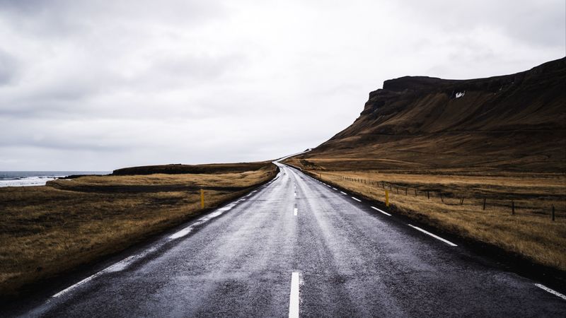 蜿蜒盘绕的公路绝美海岸风光4K壁纸