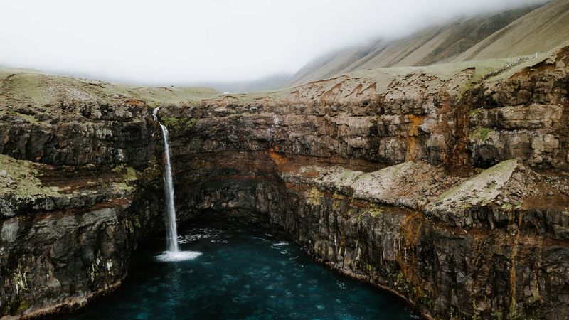 瀑布崖壁溪流水景 4K超清壁纸